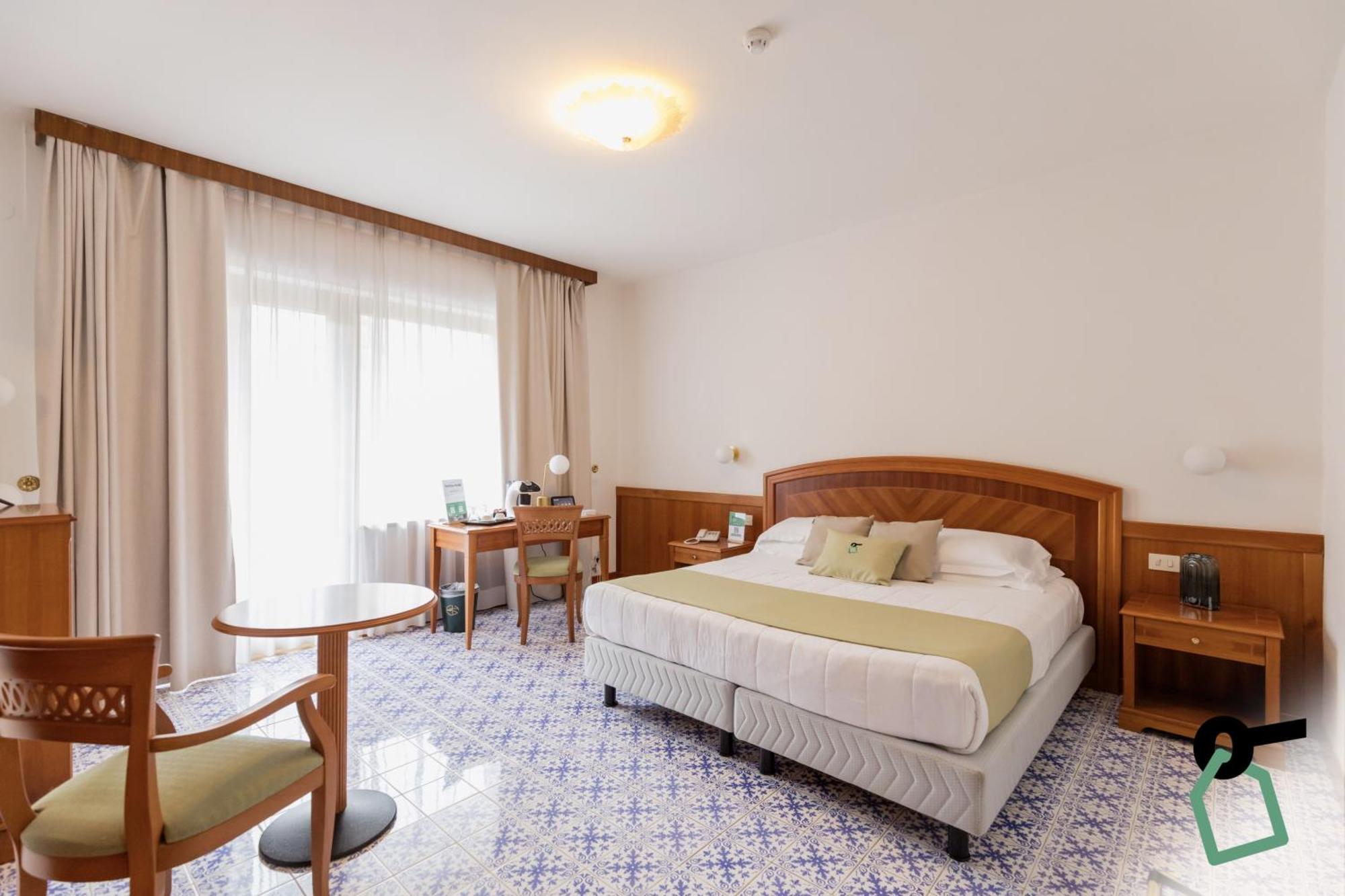 Hotiday Hotel 4*